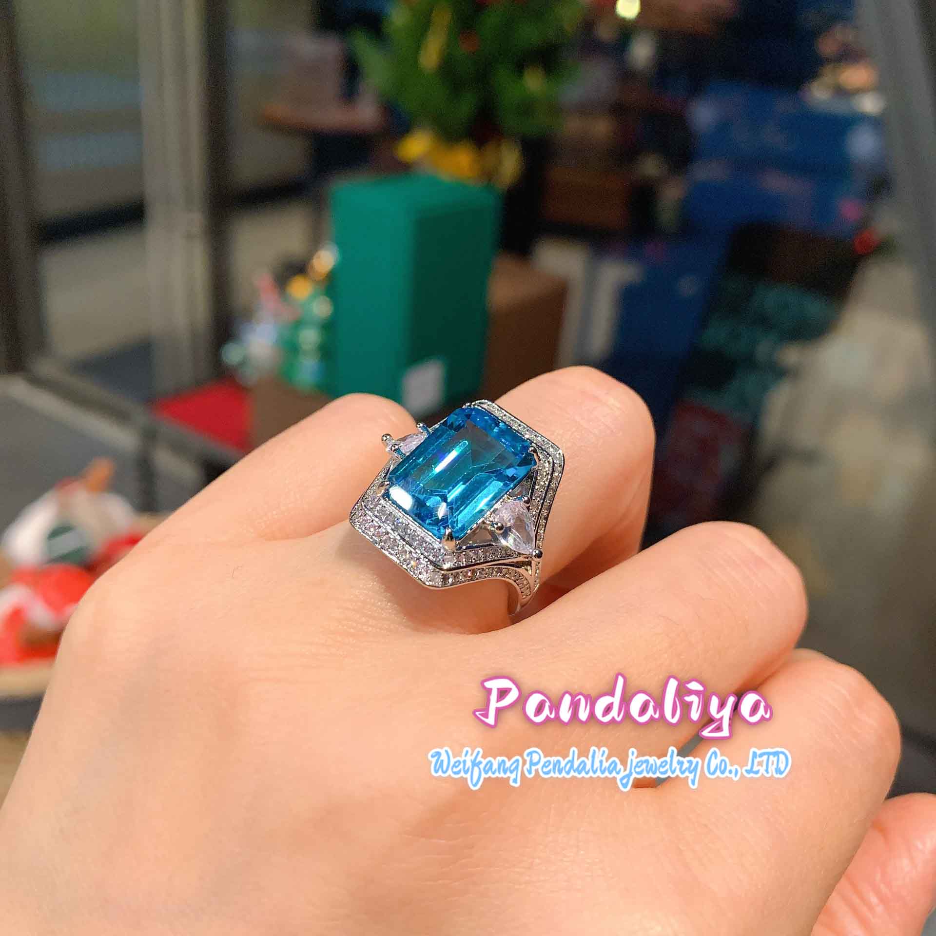 European and American-style faux topaz blue vintage ring, exuding a captivating retro vibe, illuminating your fashionable journey!