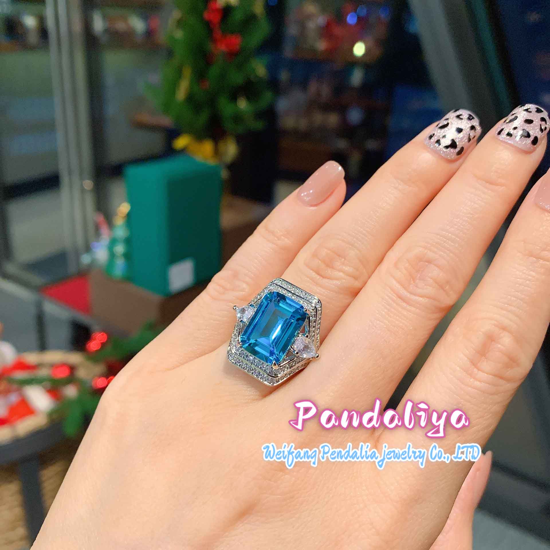 European and American-style faux topaz blue vintage ring, exuding a captivating retro vibe, illuminating your fashionable journey!