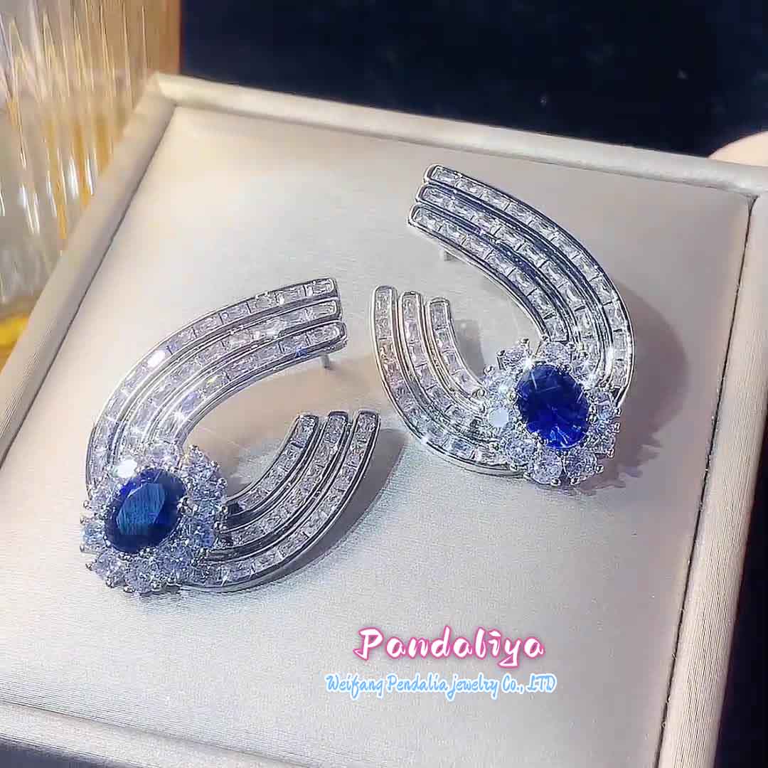 Two-tone earrings, luxurious inlay, hypoallergenic materials, elegant and charming, showcasing high-quality craftsmanship!