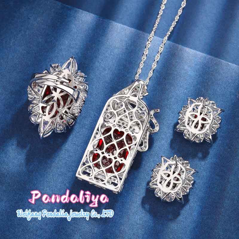 Vintage red ruby set with leopard design, showcasing unique taste! Suitable for various occasions, displaying charming elegance! Get yours now and become the center of attention!