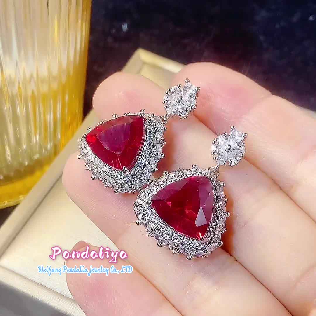 High-end Red Jasper Set, Triangle Design, Noble Charm, Dazzling and Eye-catching, Emitting a Noble Aura, Making You the Center of Attention in the Spotlight!