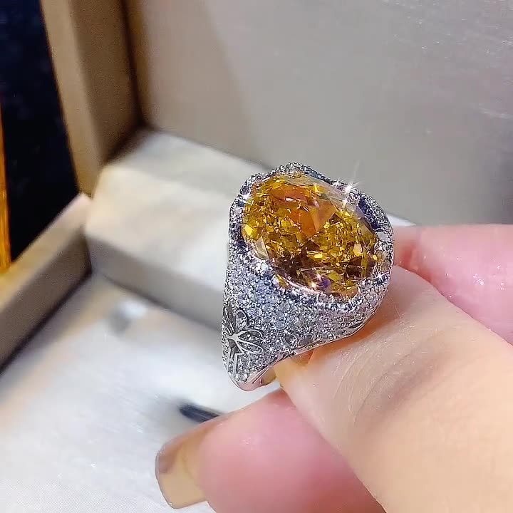 Colorful gemstone ring, exuding a sense of understated luxury, perfectly combines elegance and sophistication with the delicate and exquisite ice flower cutting technique.