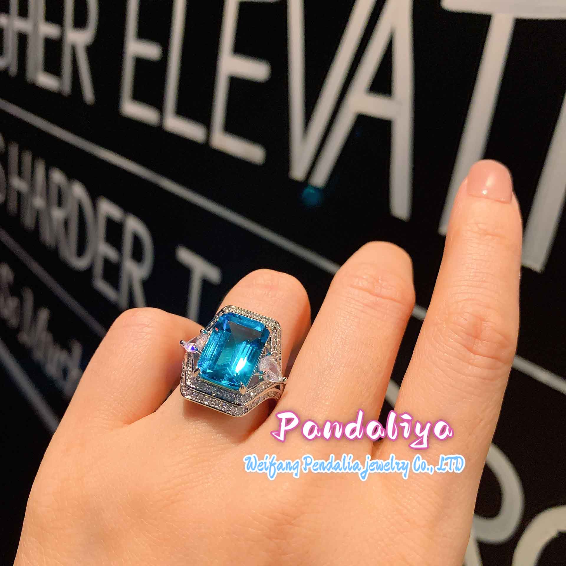 European and American-style faux topaz blue vintage ring, exuding a captivating retro vibe, illuminating your fashionable journey!