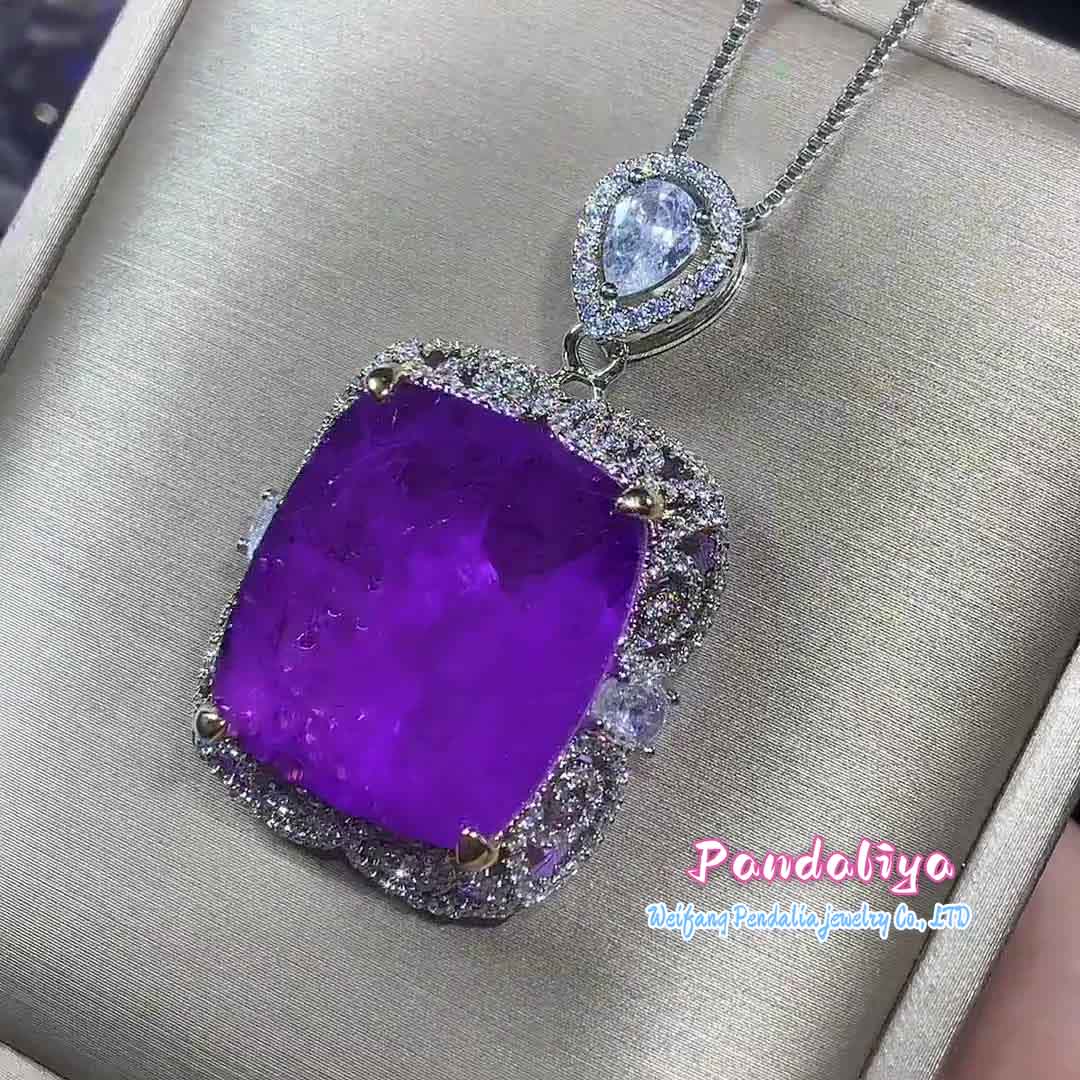 20mm×23mm  Mysterious violet necklace, boasting an elegant and luxurious color. Enhanced with oversized teardrop diamonds, it shines even brighter. Your must-have necklace.