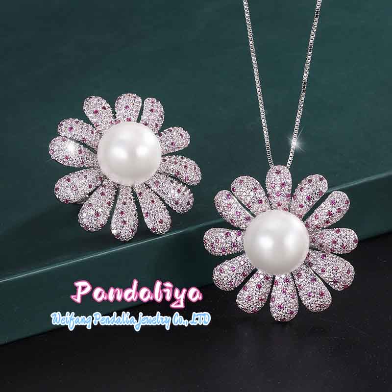 Floral pearl set, adorned with bicolor cubic zirconia, dazzling and radiant, emitting a charming glow that captures all eyes.