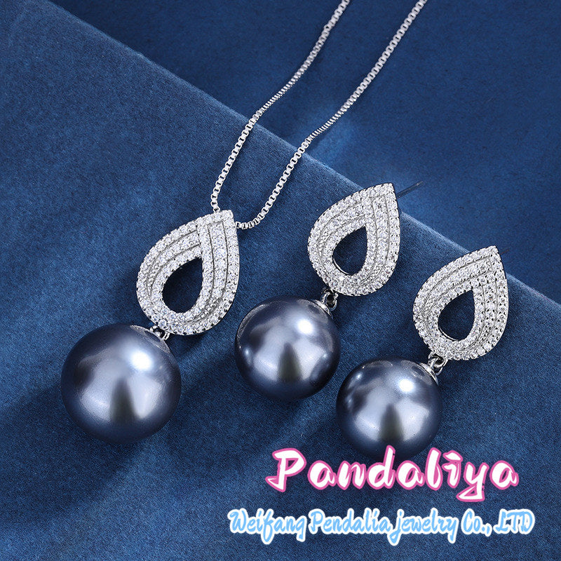 Grey pearl necklace paired with earrings, showcasing a unique charm with its fashionable design, emanating a distinctive sense of style!