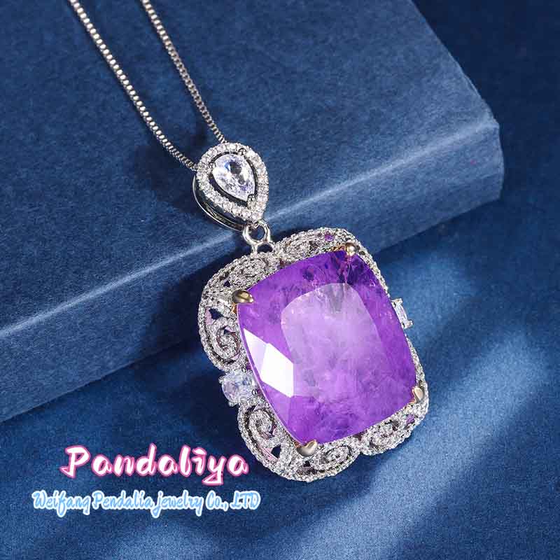 20mm×23mm  Mysterious violet necklace, boasting an elegant and luxurious color. Enhanced with oversized teardrop diamonds, it shines even brighter. Your must-have necklace.