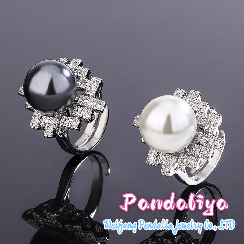 New Pearl Ring: Unique and full of personality, with irregular design, showcasing a sense of fashion taste and unique charm.