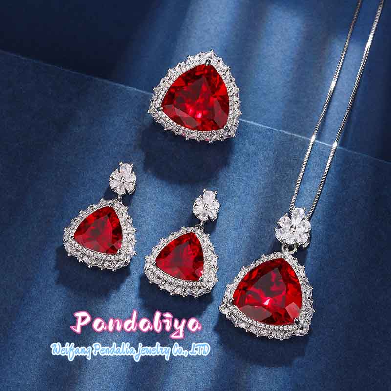 High-end Red Jasper Set, Triangle Design, Noble Charm, Dazzling and Eye-catching, Emitting a Noble Aura, Making You the Center of Attention in the Spotlight!