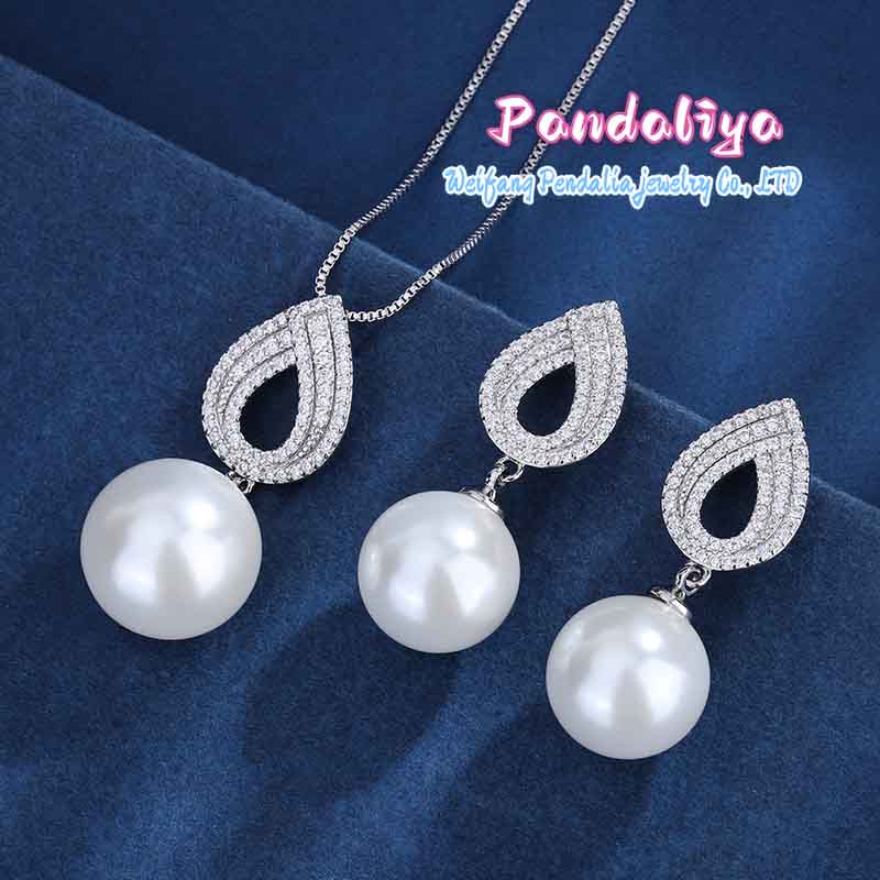 Classic Pearl Set, with its minimalist design, showcases a noble temperament, exuding elegance and charm, making it the focal point of the fashion world.