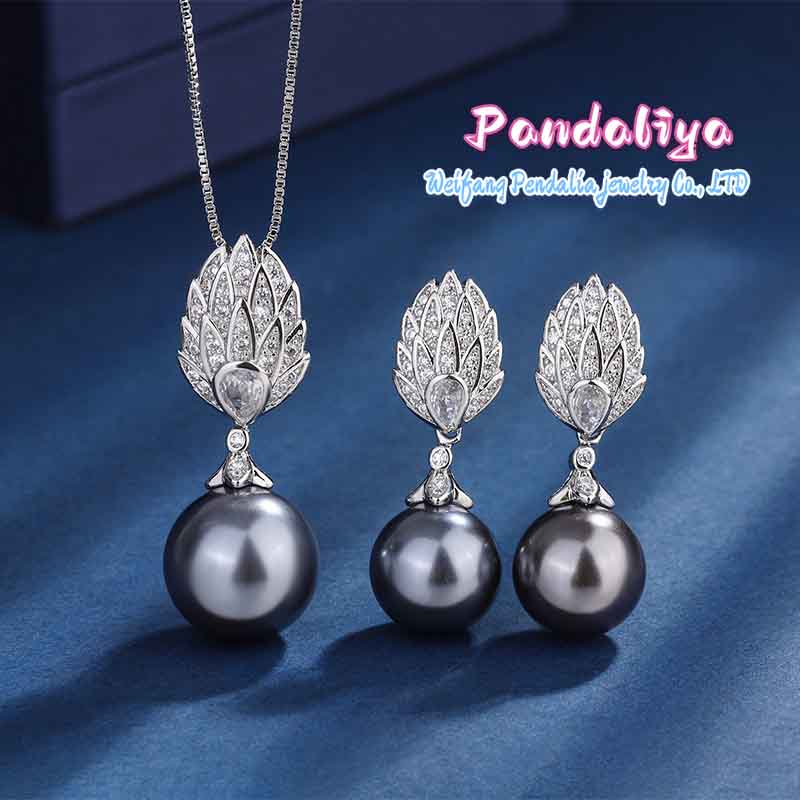 18K gold-plated set, featuring elegant gray pearls, charming and captivating, adorned with diamond inlays for a sparkling and exquisite look.