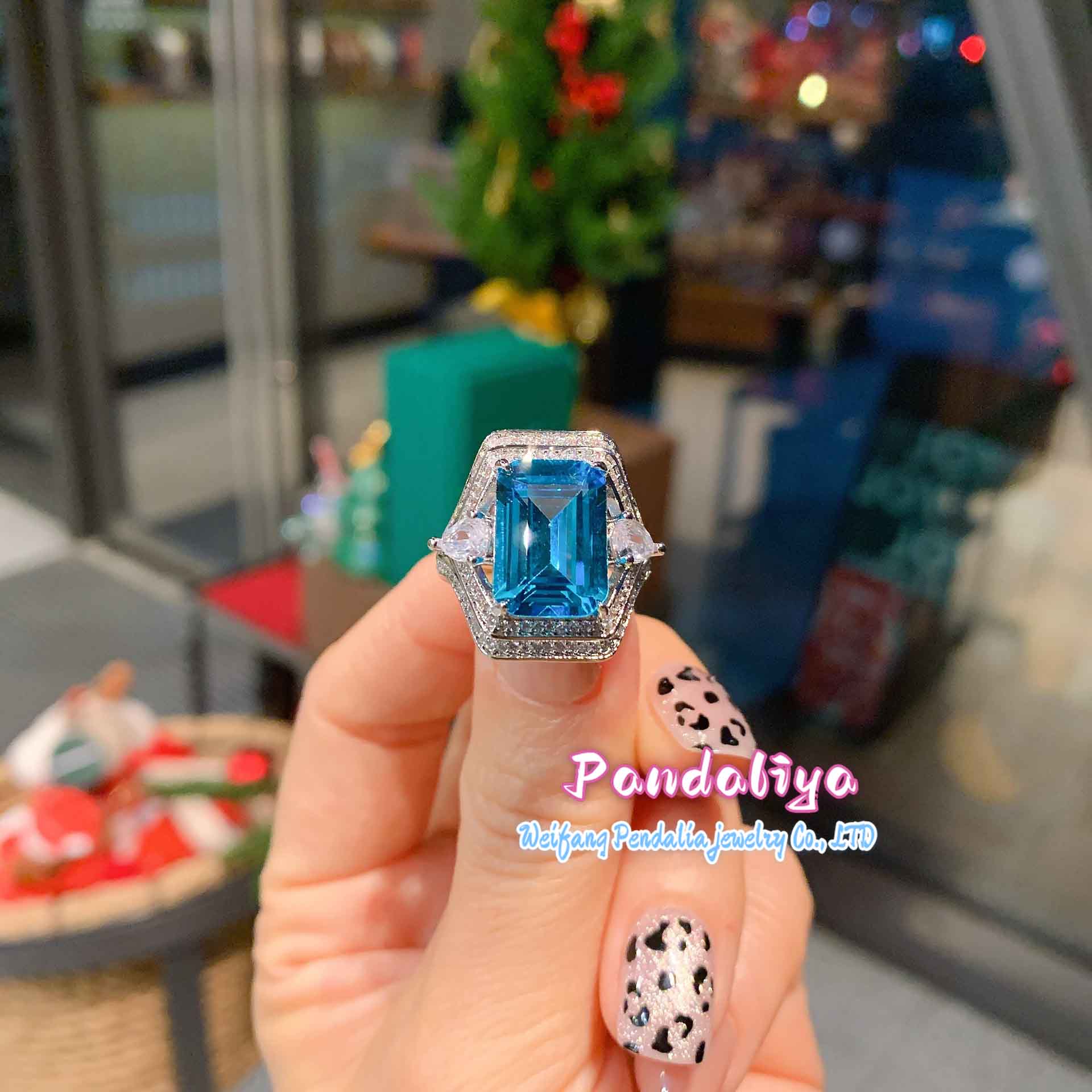 European and American-style faux topaz blue vintage ring, exuding a captivating retro vibe, illuminating your fashionable journey!