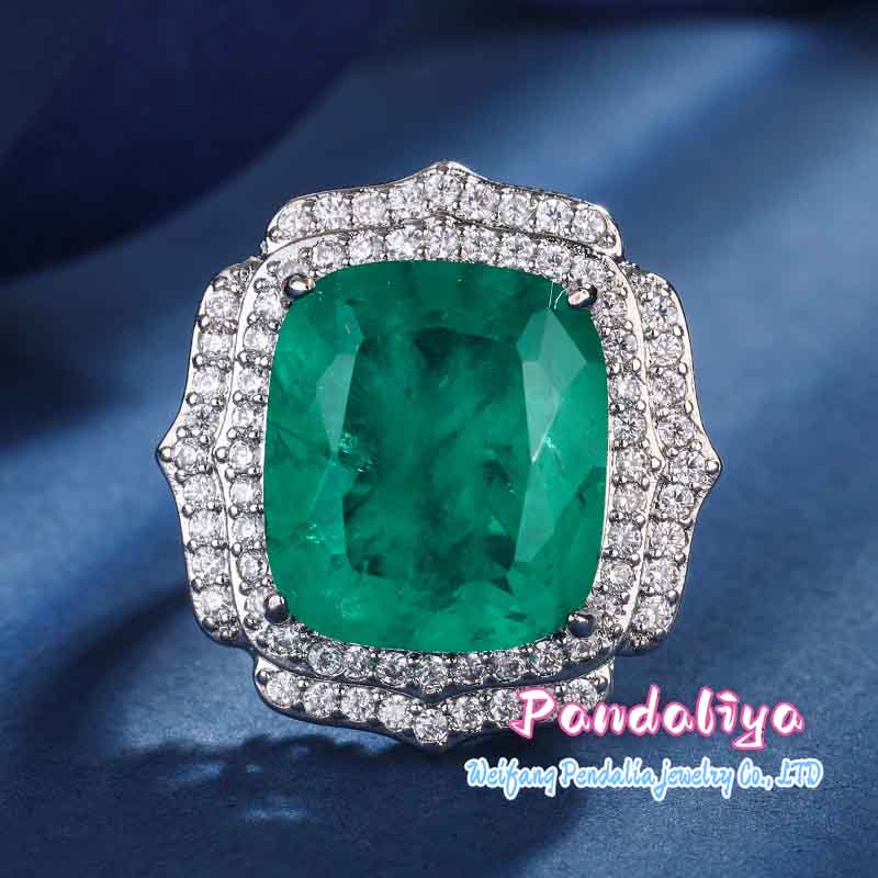 Emerald set, resembling a beautiful garden of Eden, with a classic design fully adorned with diamonds, and enhanced by 18k gold plating for a more luxurious feel.