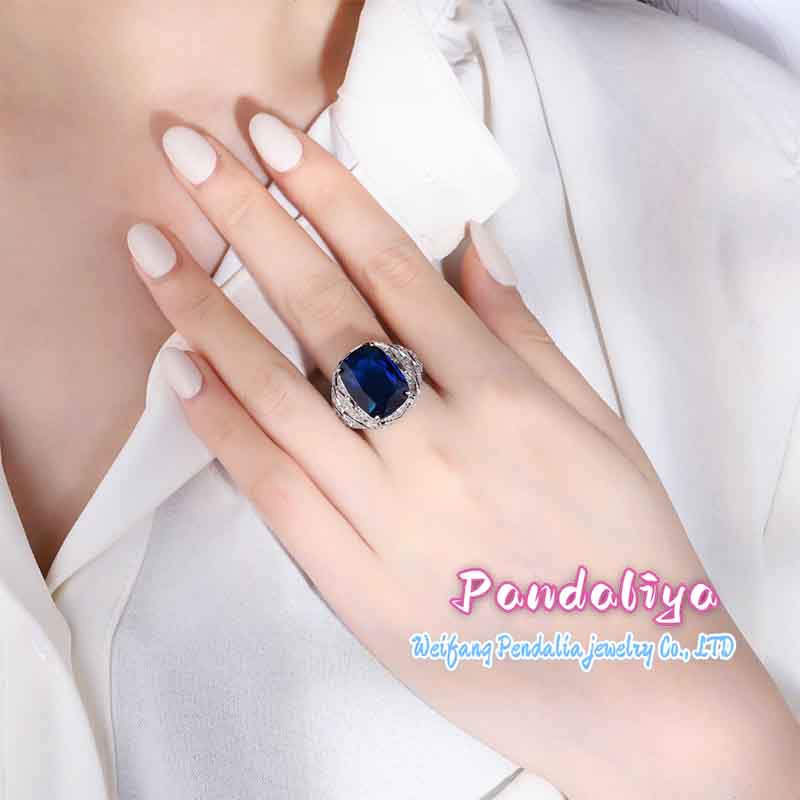 Red and Blue Gemstone Ring, with unique hollow craftsmanship, showcases the dazzling charm of extraordinary gemstones, stunning and captivating, displaying unique charisma.