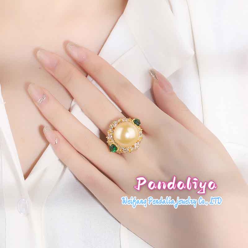 The new pearl ring, intricately set with diamonds, boasts a vintage design that highlights its magnificent radiance, showcasing refined taste and making you the star under the spotlight.