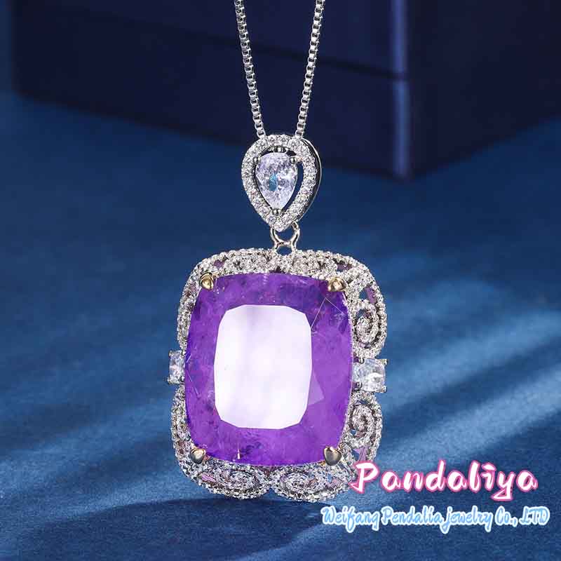 20mm×23mm  Mysterious violet necklace, boasting an elegant and luxurious color. Enhanced with oversized teardrop diamonds, it shines even brighter. Your must-have necklace.