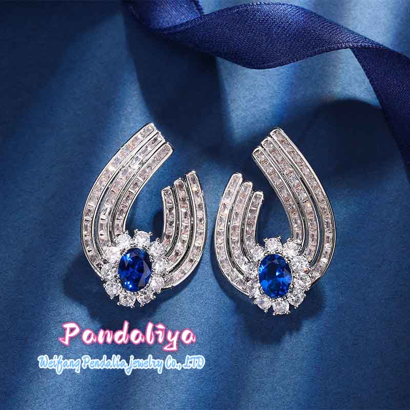 Two-tone earrings, luxurious inlay, hypoallergenic materials, elegant and charming, showcasing high-quality craftsmanship!