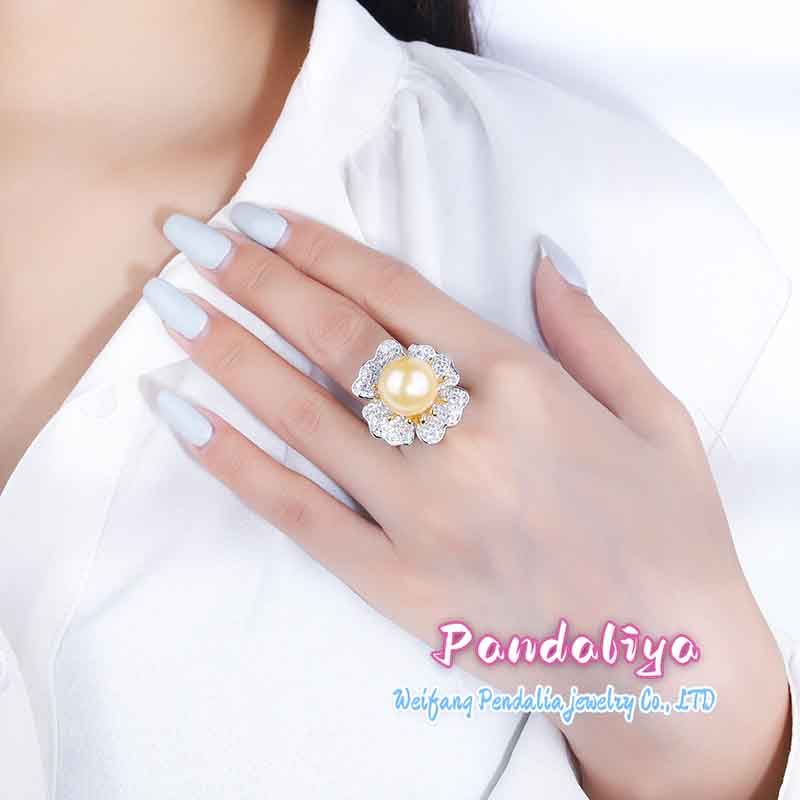 Shimmering flowers, radiant with elegance, introducing the latest fashion pearl ring!