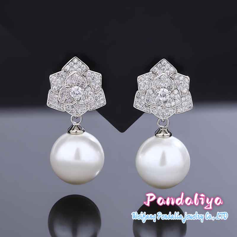 Dazzling: Pearl earrings from the Camellia series, available in two colors, showcasing your unique charm and radiating a dazzling style!