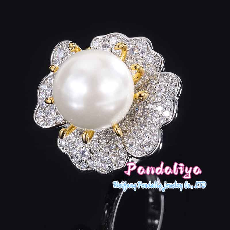 Shimmering flowers, radiant with elegance, introducing the latest fashion pearl ring!