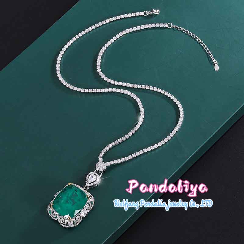 20mm×23mm 18k gold-plated emerald necklace, meticulously crafted and set, radiating brilliant light, exuding magnificent elegance, showcasing a luxurious aura.