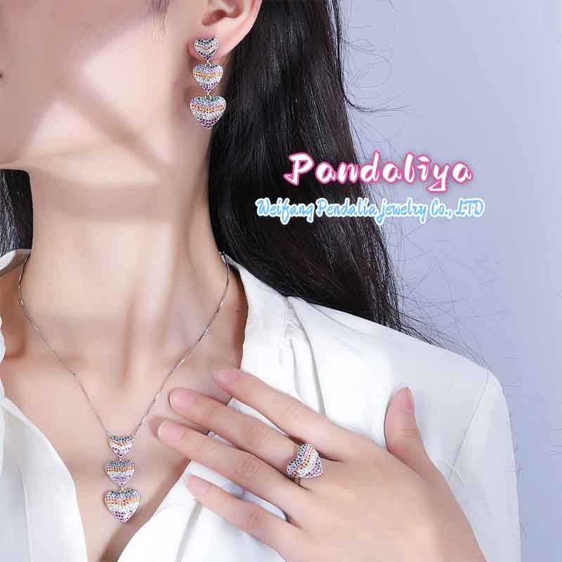 Colorful diamond heart-shaped set: Luxurious heart-shaped design, exquisite colorful diamond inlay, showcasing noble temperament, the choice of exquisite craftsmanship.