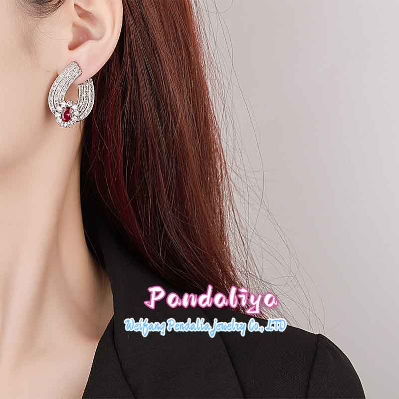 Two-tone earrings, luxurious inlay, hypoallergenic materials, elegant and charming, showcasing high-quality craftsmanship!