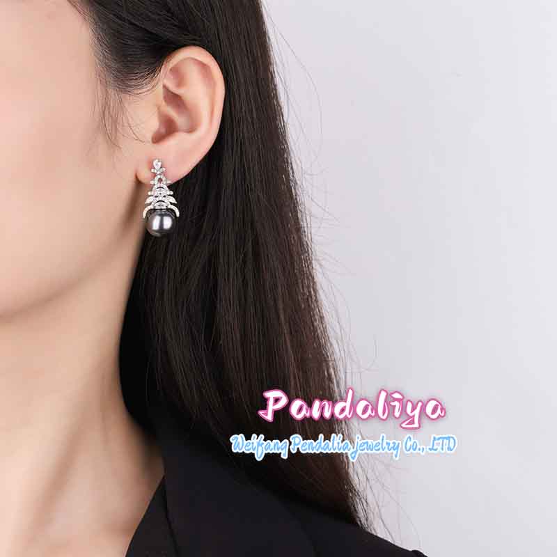 Exquisitely designed pearl earrings, intricately adorned with diamonds, showcase elegant demeanor and meticulous craftsmanship, reflecting your unique taste.