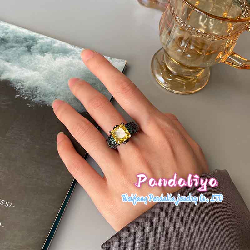 Ice Flower Cut Gold-plated Ring, in a black silver hue, creatively designed to showcase a unique personality and style.