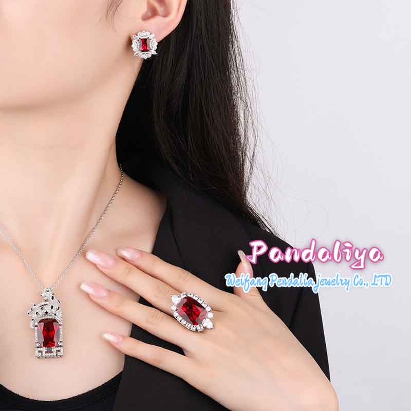 Vintage red ruby set with leopard design, showcasing unique taste! Suitable for various occasions, displaying charming elegance! Get yours now and become the center of attention!