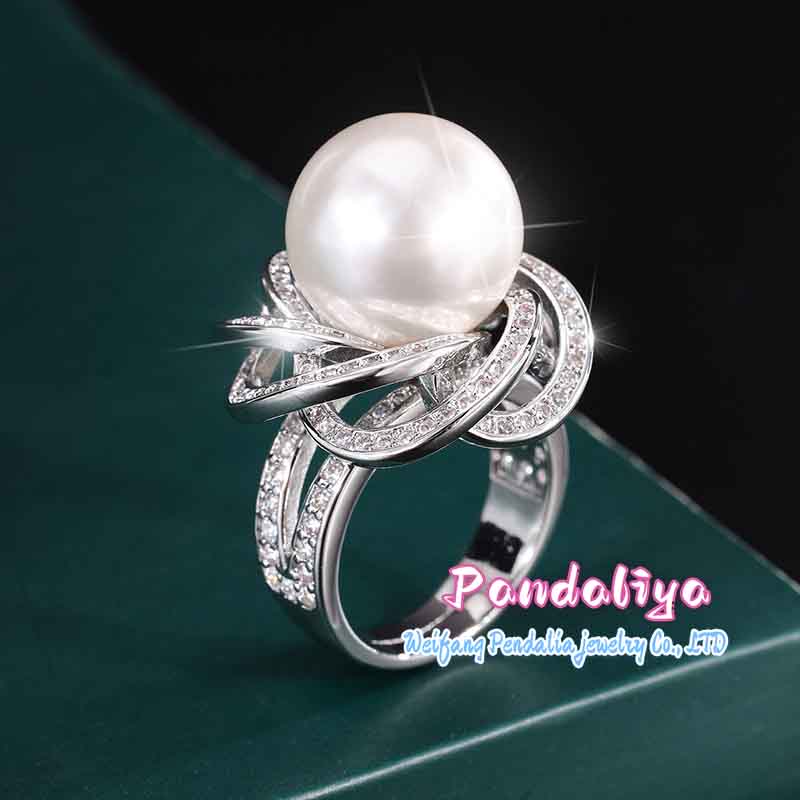 Hollowed Pearl Ring, Inlaid with Sparkling Diamonds, Radiating Noble Temperament, Unique Design, Demonstrating Extraordinary Taste.