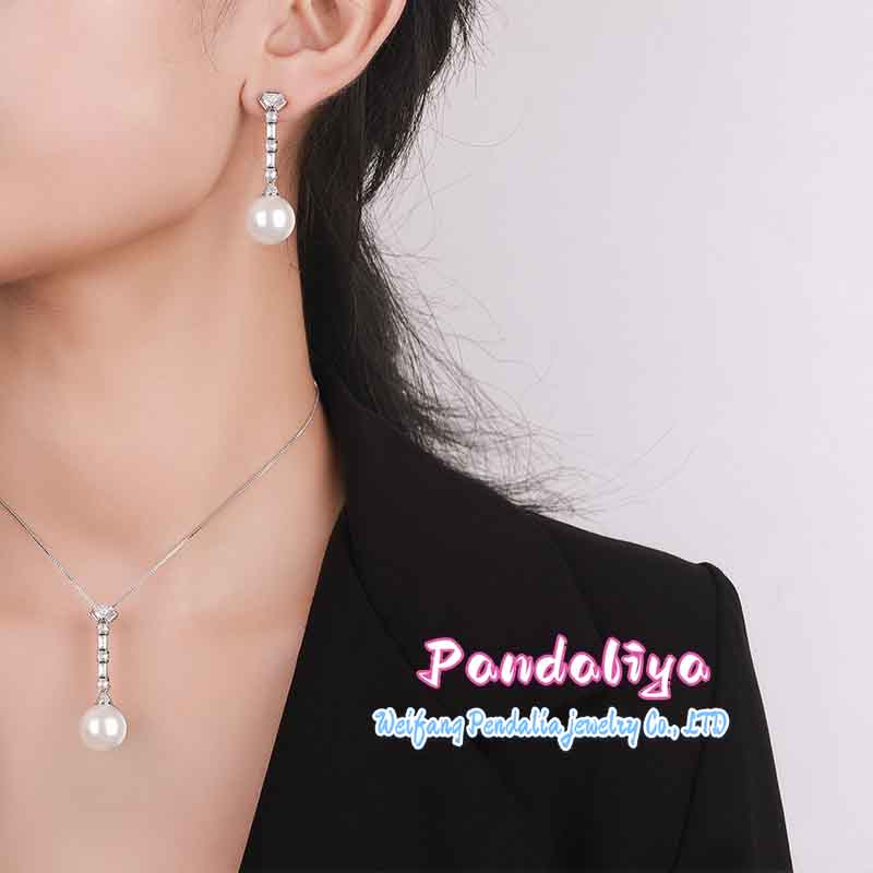 "Pearl Set, Sparkling with Diamonds, Radiant and Charming, Exuding Elegant Taste."  This elegant ensemble, adorned with shimmering diamonds, exudes a captivating charm and showcases refined elegance.