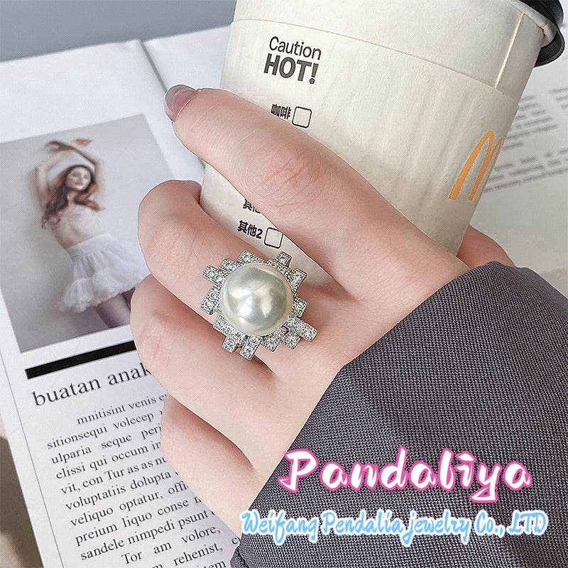 New Pearl Ring: Unique and full of personality, with irregular design, showcasing a sense of fashion taste and unique charm.