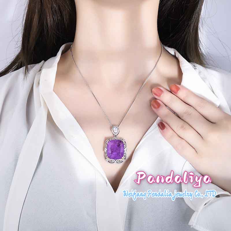 20mm×23mm  Mysterious violet necklace, boasting an elegant and luxurious color. Enhanced with oversized teardrop diamonds, it shines even brighter. Your must-have necklace.