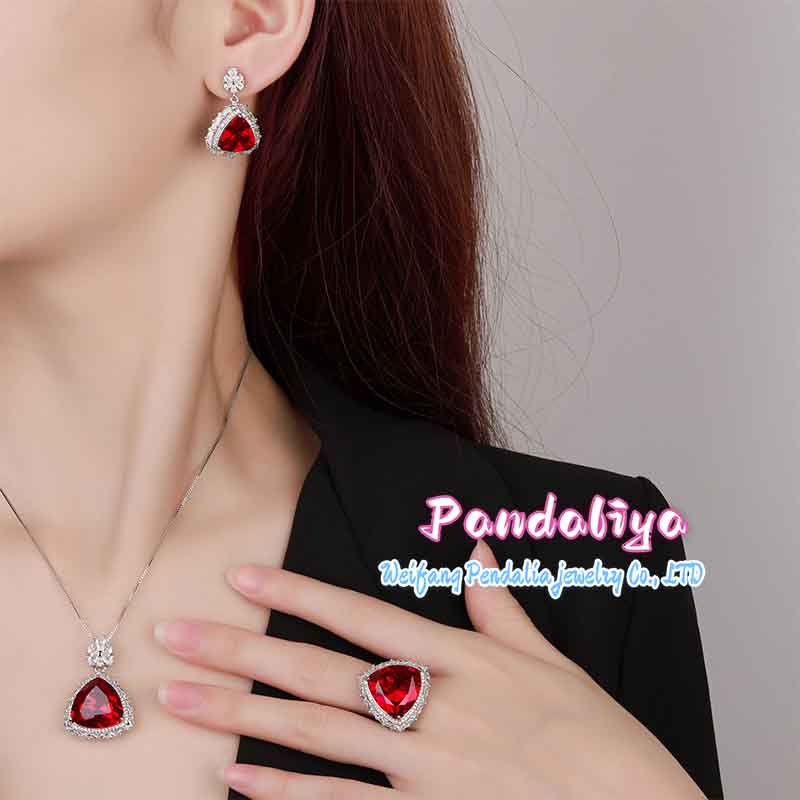 High-end Red Jasper Set, Triangle Design, Noble Charm, Dazzling and Eye-catching, Emitting a Noble Aura, Making You the Center of Attention in the Spotlight!