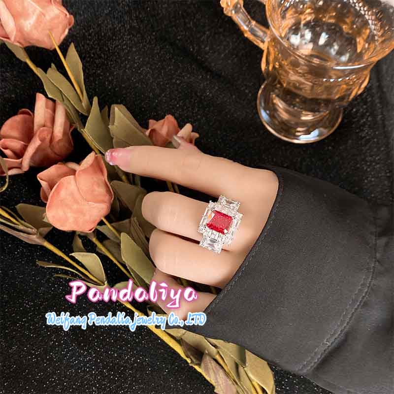 Ice flower cut high-carbon diamond classic ring, shining brightly, classic design, emitting charming radiance, exuding elegant taste!