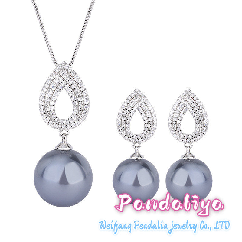 Grey pearl necklace paired with earrings, showcasing a unique charm with its fashionable design, emanating a distinctive sense of style!