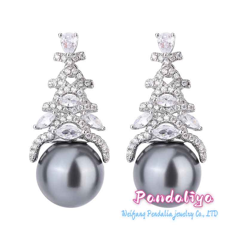 Exquisitely designed pearl earrings, intricately adorned with diamonds, showcase elegant demeanor and meticulous craftsmanship, reflecting your unique taste.