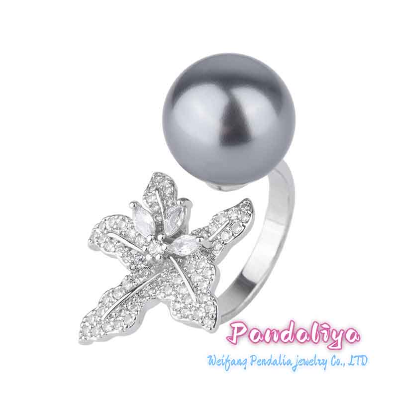 Sparkling floral elegance, pearls blooming, open-band design with diamonds, a fashionable choice!