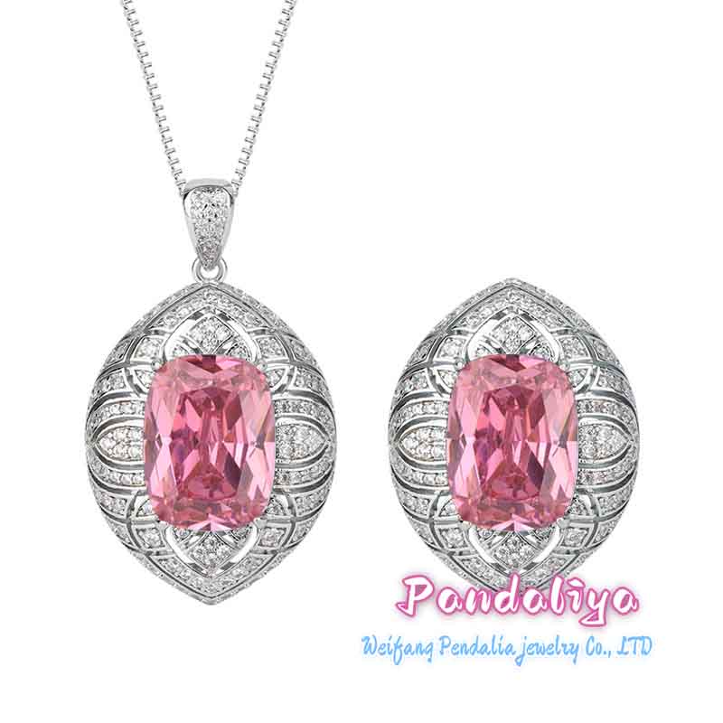 The dreamy pink diamond set, shining with luxurious elegance, exudes nobility. With its dazzling and radiant pink diamonds, it showcases your refined taste!