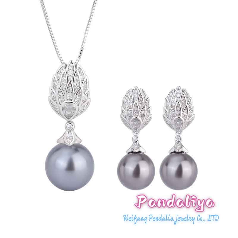 18K gold-plated set, featuring elegant gray pearls, charming and captivating, adorned with diamond inlays for a sparkling and exquisite look.