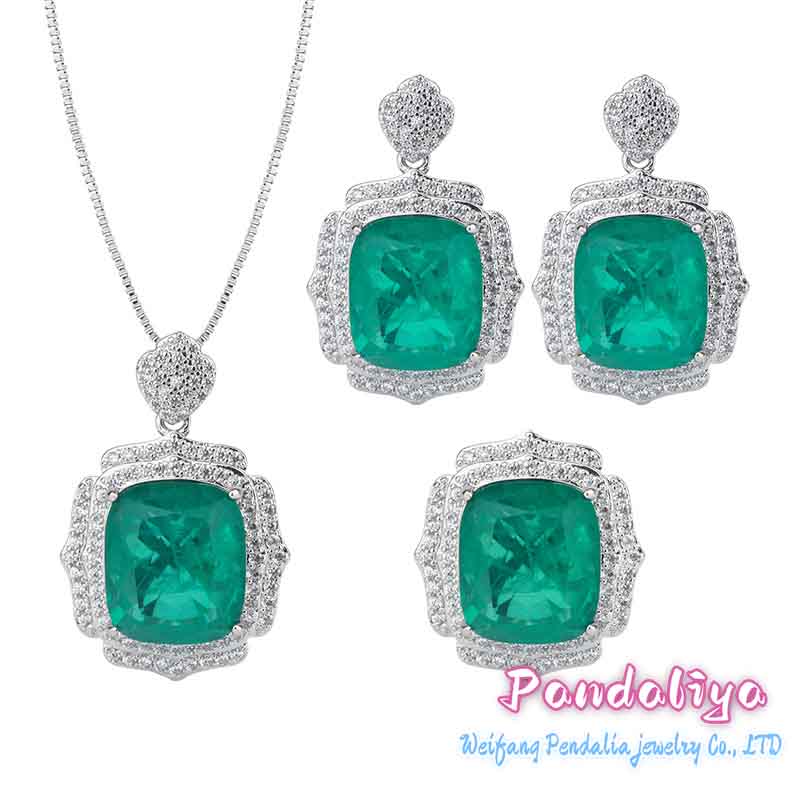 Emerald set, resembling a beautiful garden of Eden, with a classic design fully adorned with diamonds, and enhanced by 18k gold plating for a more luxurious feel.