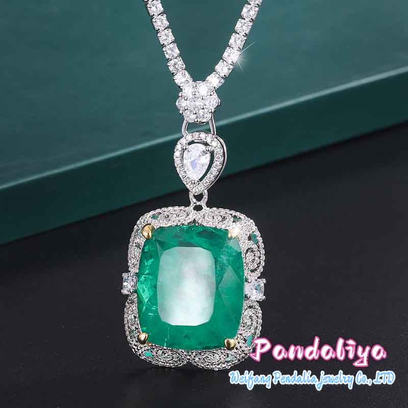 20mm×23mm 18k gold-plated emerald necklace, meticulously crafted and set, radiating brilliant light, exuding magnificent elegance, showcasing a luxurious aura.