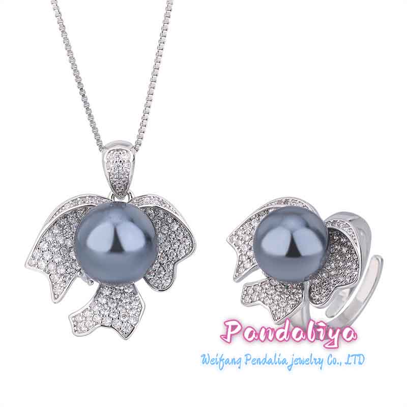 Pearl Ensemble, Sparkling with Diamonds, Radiant and Charming, Exuding Elegant Taste.