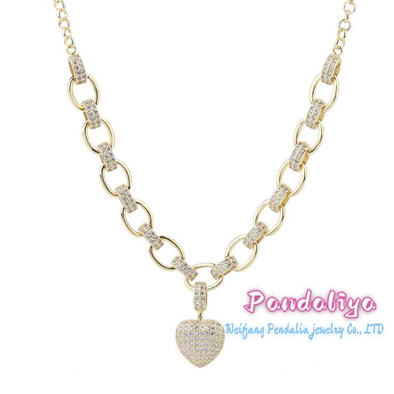 Full of design sense, delicate chains, classic heart-shaped bracelet and necklace double your elegance.