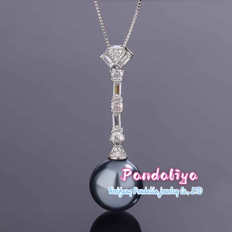 "Pearl Set, Sparkling with Diamonds, Radiant and Charming, Exuding Elegant Taste."  This elegant ensemble, adorned with shimmering diamonds, exudes a captivating charm and showcases refined elegance.