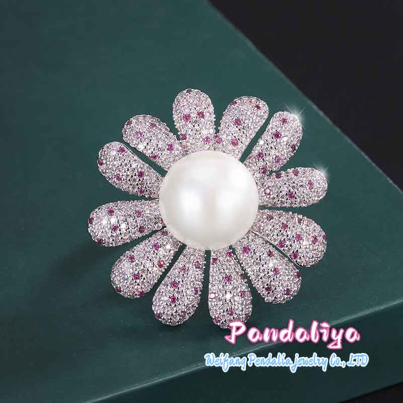 Floral pearl set, adorned with bicolor cubic zirconia, dazzling and radiant, emitting a charming glow that captures all eyes.