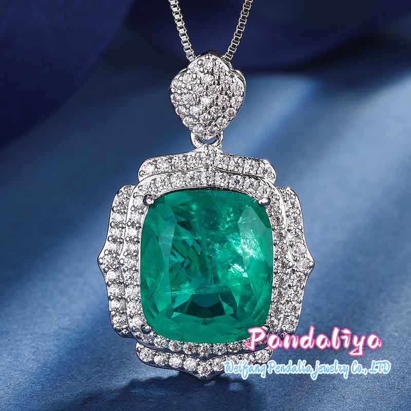 Emerald set, resembling a beautiful garden of Eden, with a classic design fully adorned with diamonds, and enhanced by 18k gold plating for a more luxurious feel.