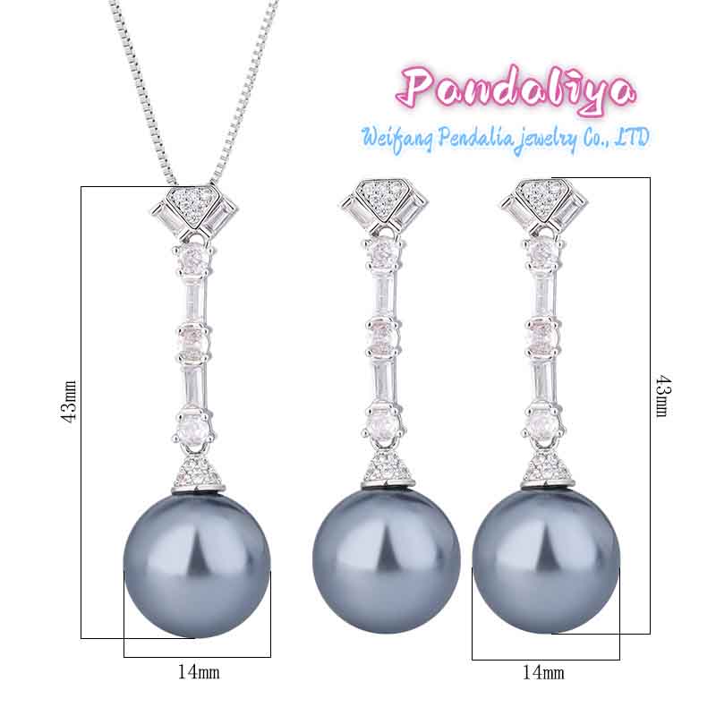 "Pearl Set, Sparkling with Diamonds, Radiant and Charming, Exuding Elegant Taste."  This elegant ensemble, adorned with shimmering diamonds, exudes a captivating charm and showcases refined elegance.