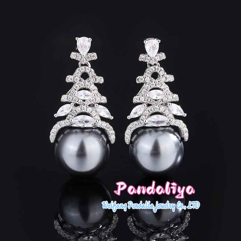 Exquisitely designed pearl earrings, intricately adorned with diamonds, showcase elegant demeanor and meticulous craftsmanship, reflecting your unique taste.